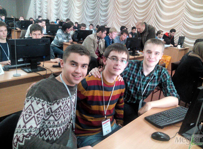 Команду-лауреатку утворили студент матфаку Роман Мельник та студенти факультету інформаційних технологій Сергій Оришич і Роман Рубаненко Програмісти Ужгородського університету – бронзові призери міжнародних змагань