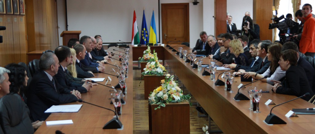 Угорський уряд надає фінансову допомогу у 3,5 мільйона форинтів на розвиток Центру гунгарології при УжНУ, а також підтримує реконструкцію бібліотеки вишу, якій виділить 2,5 мільйона форинтів Міністр закордонних справ і торгівлі Угорщини підписав договір про співпрацю з УжНУ
