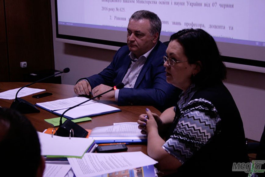 У ректораті вітали науково-педагогічних працівників та затверджували важливі документи У ректораті вітали науково-педагогічних працівників та затверджували важливі документи