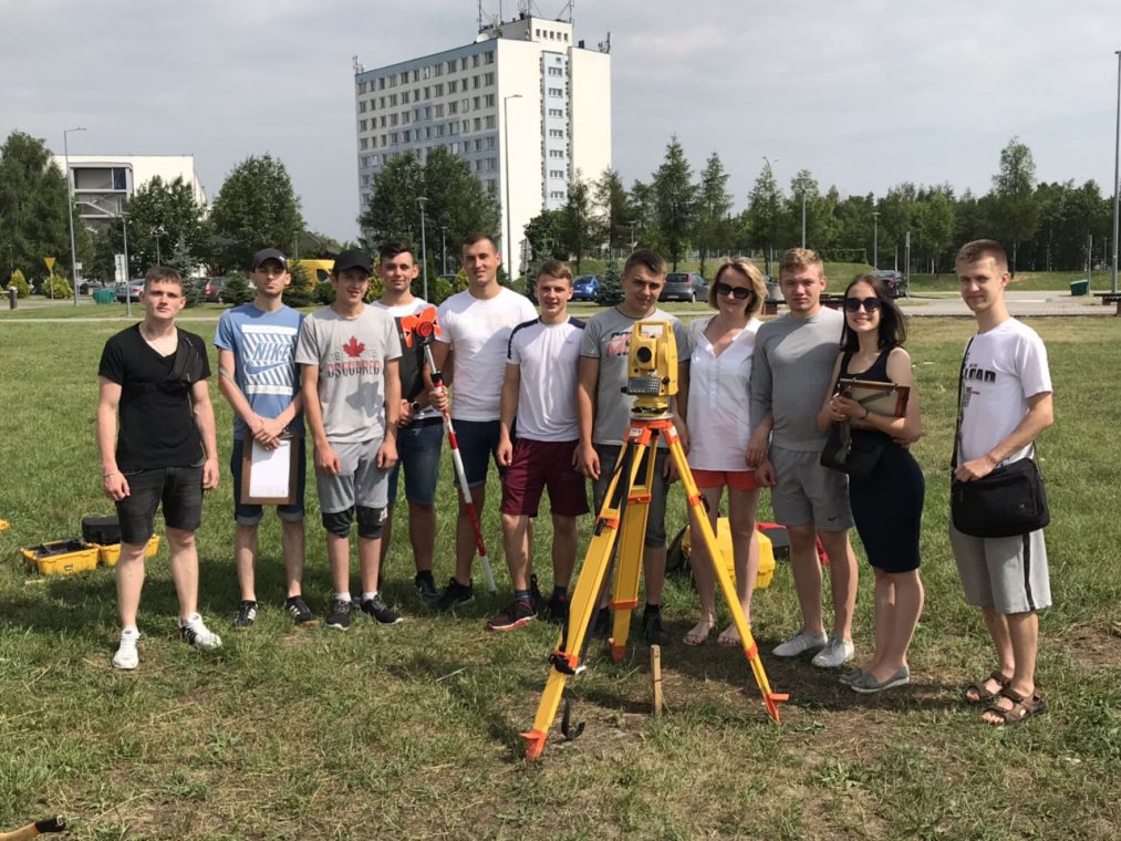 Десятеро студентів інженерно-технічно факультету провели десять незабутніх днів в Польщі на навчальній геодезичній практиці Десятеро студентів інженерно-технічно факультету провели десять незабутніх днів в Польщі на навчальній геодезичній практиці