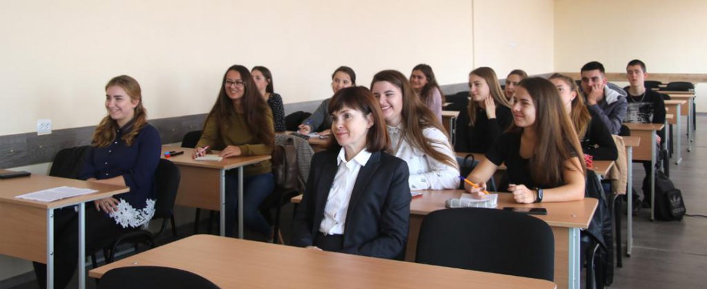 Студентам факультету іноземної філології читає лекції науковиця з Румунії Студентам факультету іноземної філології читає лекції науковиця з Румунії