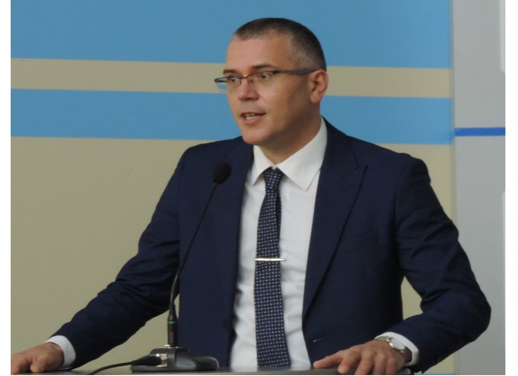 Професор Ярослав Лазур: «Викладач повинен давати студентам такі навики і знання, які б формували їх відповідальними громадянами із справжніми суспільними цінностями» Професор Ярослав Лазур: «Викладач повинен давати студентам такі навики і знання, які б формували їх відповідальними громадянами із справжніми суспільними цінностями»