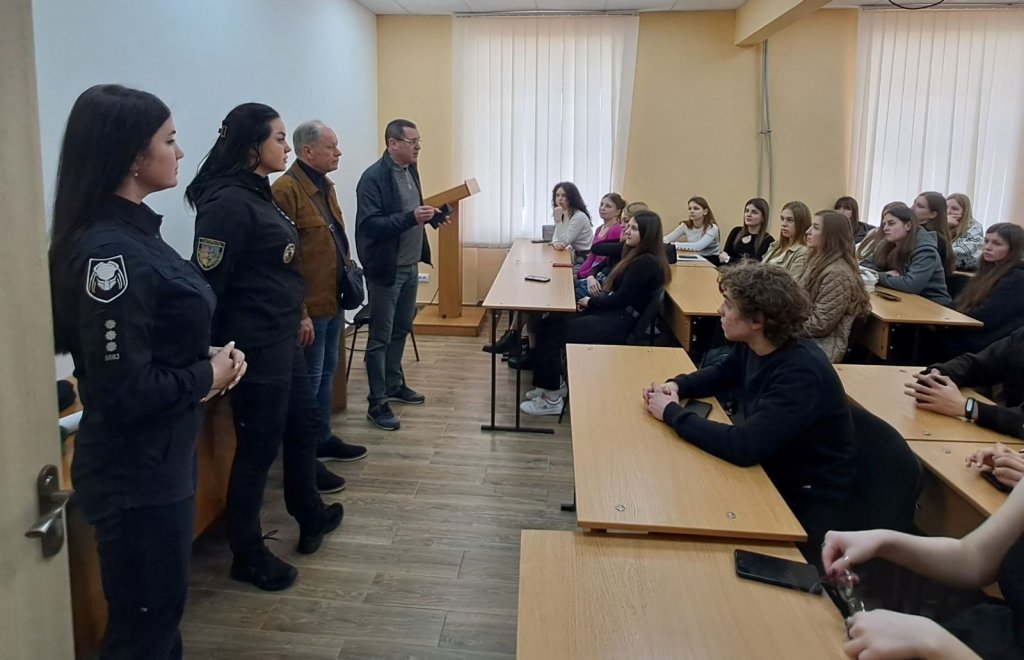 Будь обізнаним та поміркованим: зустріч-бесіда студентів факультету здоров’я та фізичного виховання з представниками патрульної поліції Будь обізнаним та поміркованим: зустріч-бесіда студентів факультету здоров’я та фізичного виховання з представниками патрульної поліції