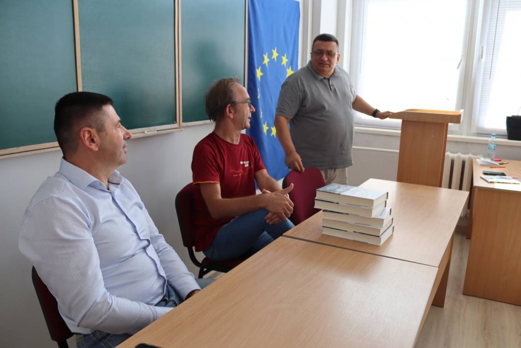 Познанський професор Міхал Ярнецкі презентував своє з колегою дослідження про Закарпаття першокурсникам ФМЕВ Познанський професор Міхал Ярнецкі презентував своє з колегою дослідження про Закарпаття першокурсникам ФМЕВ