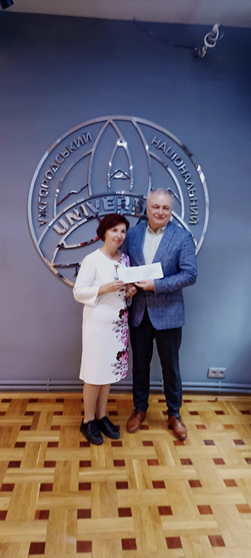Ректор вручив диплом доцента Мараєвій Уляні Миколаївні Ректор вручив диплом доцента Мараєвій Уляні Миколаївні