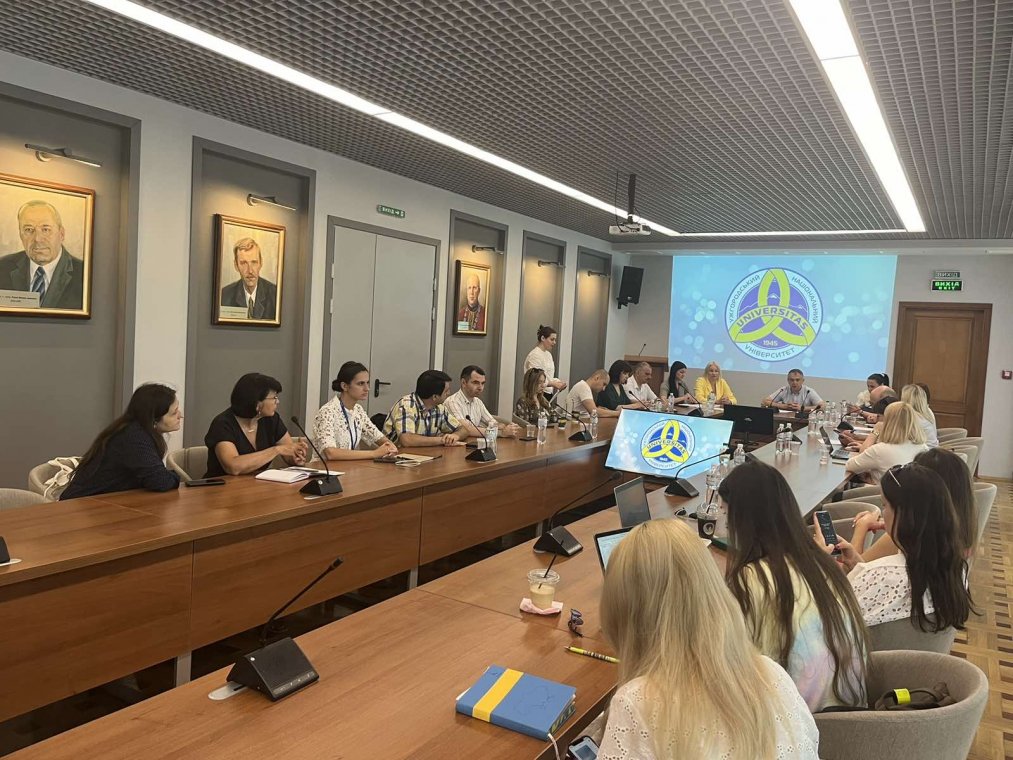 В УжНУ відбувся круглий стіл «Гарантування сталості надання соціальних послуг в умовах війни в Україні» В УжНУ відбувся круглий стіл «Гарантування сталості надання соціальних послуг в умовах війни в Україні»