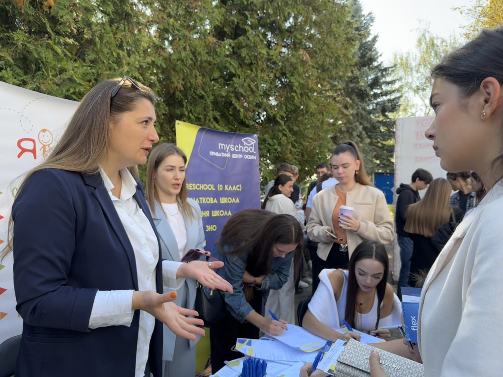Студенти УжНУ на «Ярмарку вакансій» знайомились з роботодавцями Студенти УжНУ на «Ярмарку вакансій» знайомились з роботодавцями