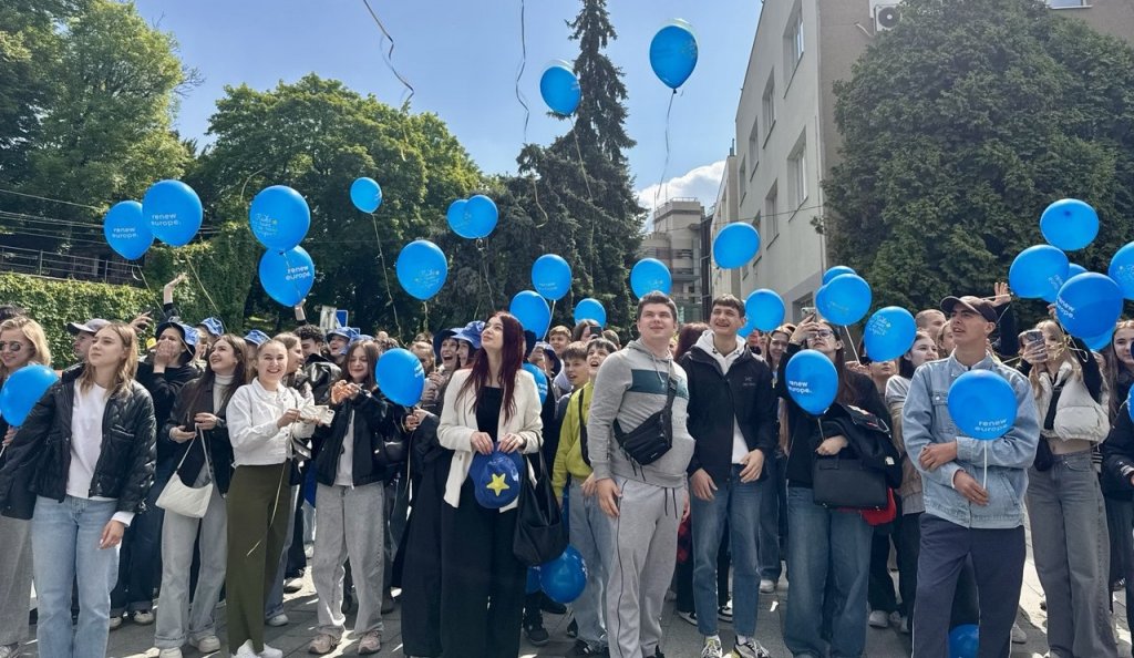 Єдність через кордони: акція «Рука до руки за нашу Європу» Єдність через кордони: акція «Рука до руки за нашу Європу»