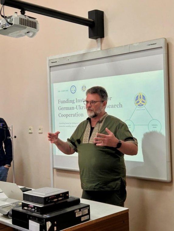 На кафедрі твердотільної електроніки та інформаційної безпеки відбулися лекції Майка Річардсона На кафедрі твердотільної електроніки та інформаційної безпеки відбулися лекції Майка Річардсона
